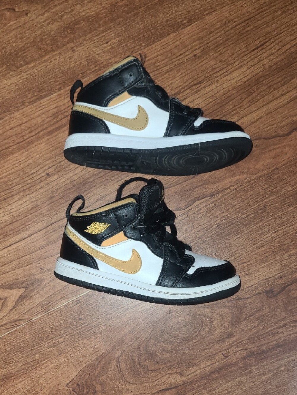 Air Jordan 1s Mid Black And Gold Size 9c